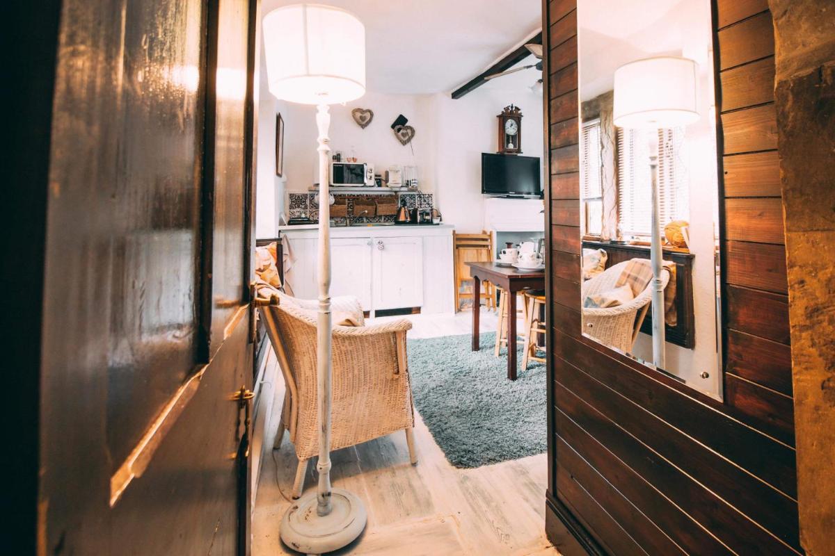 Wool Combers Rest & Brönte Parsonage - Haworth - Housity