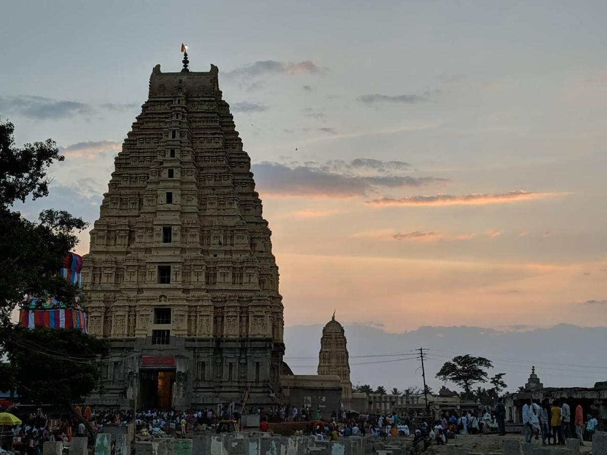 Hotel Varsha Hampi - Housity