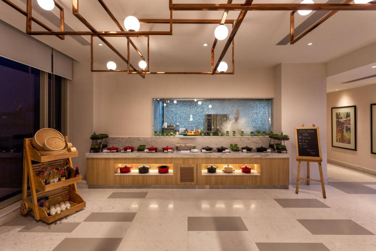 a store with a flower display in a room at Holiday Inn Bengaluru Racecourse by IHG in Bengaluru a store with a flower display in a room at Holiday Inn Bengaluru Racecourse by IHG in Bengaluru