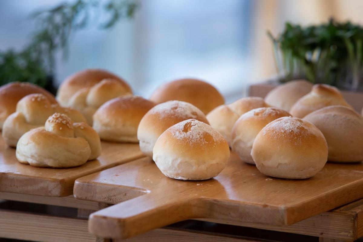a bunch of buns sitting on a wooden cutting board at Holiday Inn Bengaluru Racecourse by IHG in Bengaluru a bunch of buns sitting on a wooden cutting board at Holiday Inn Bengaluru Racecourse by IHG in Bengaluru