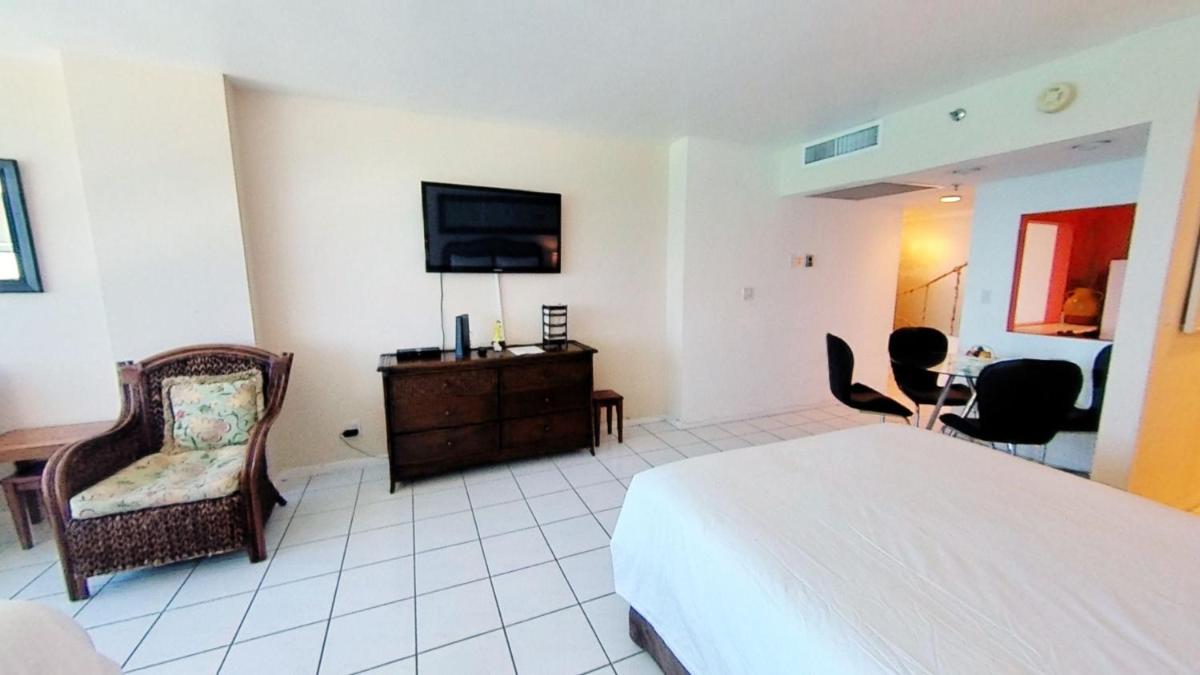 Oceanview studio - on beach, gym, bars, and free parking! - Housity