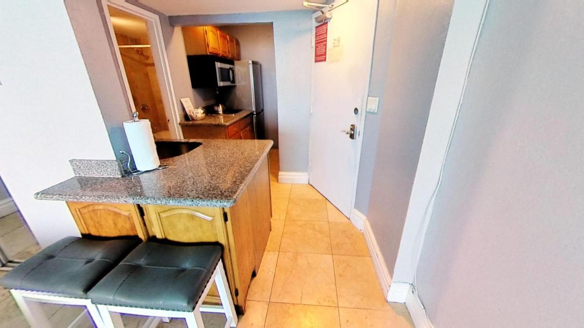 Oceanfront views, balcony & gym, bars, beach access and free parking! - Housity