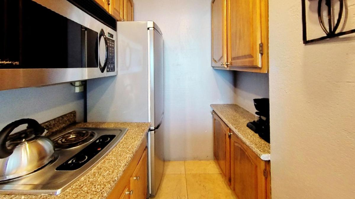 Oceanfront views, balcony & gym, bars, beach access and free parking! - Housity