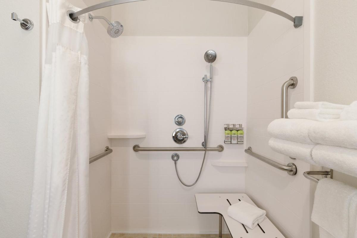 Holiday Inn Express Hotel & Suites Lavonia by IHG - Housity