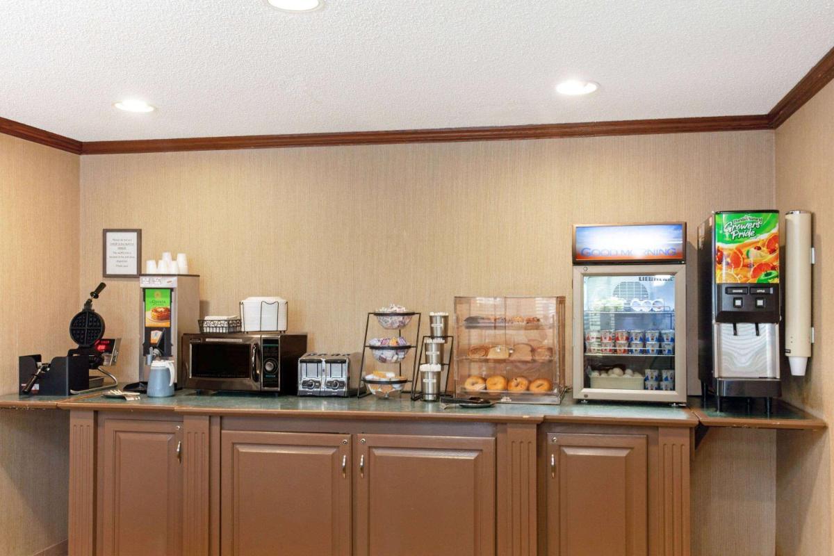 La Quinta by Wyndham Stevens Point - Housity