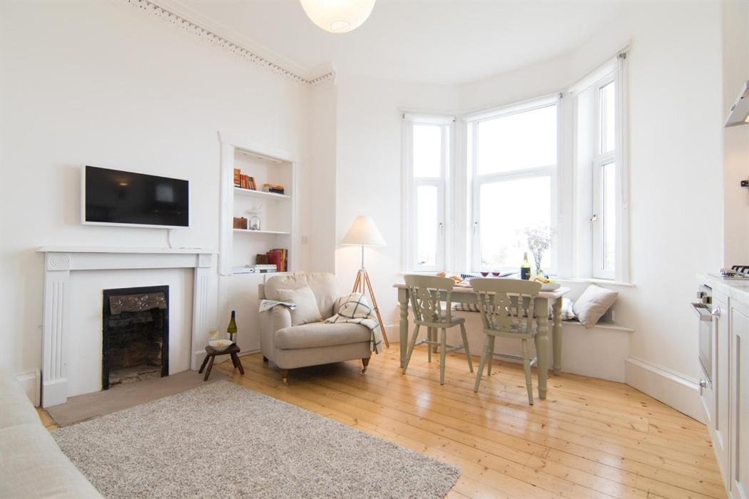 Beach House No1 With Amazing Sea Views And Direct Beach Access - Housity