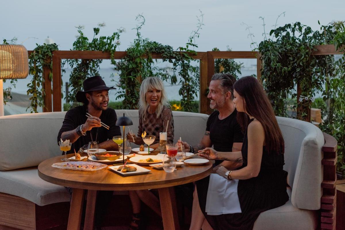 Clientes alojados en Nobu Hotel Ibiza Bay