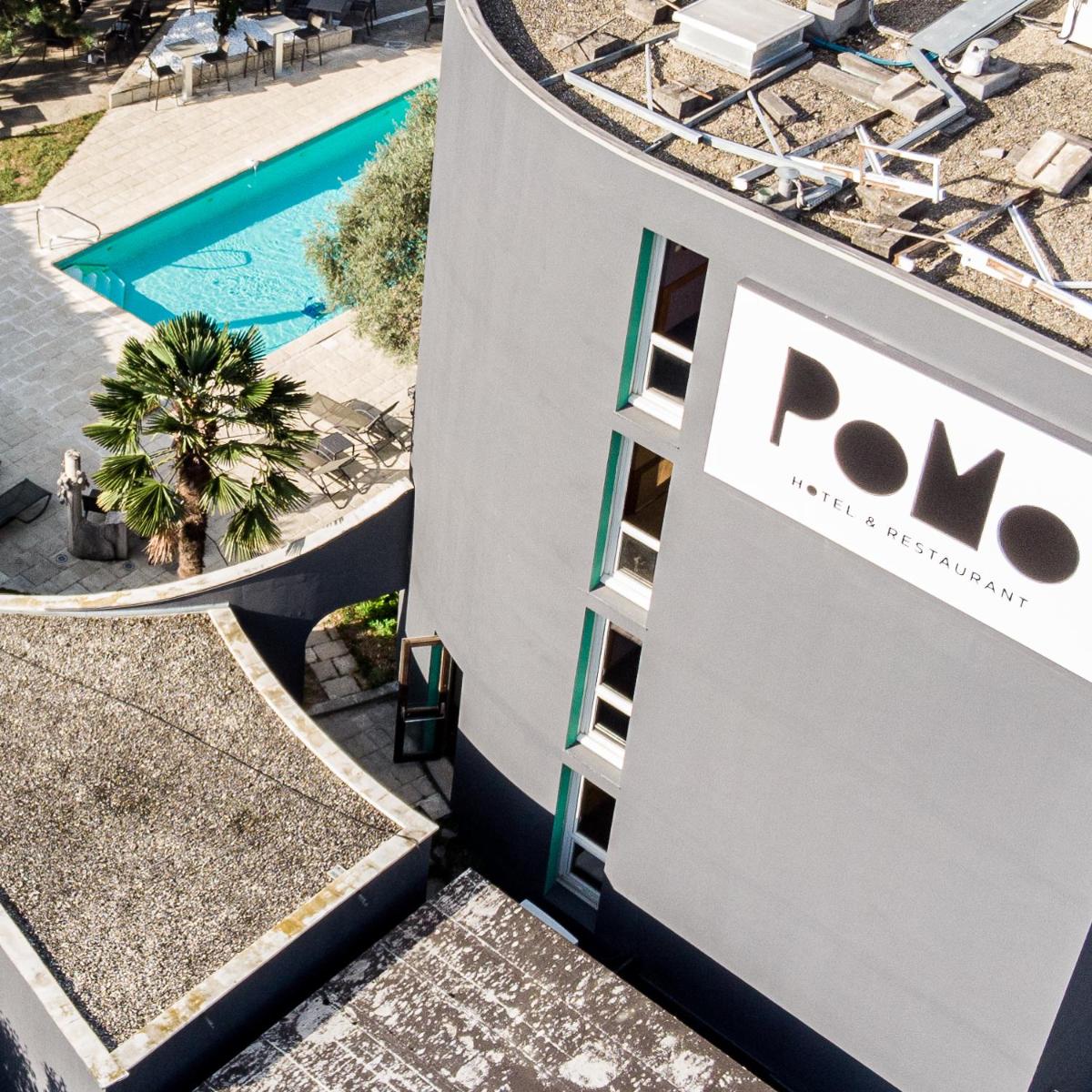 Piscine de l'établissement PoMo Hôtel & Restaurant ou située à proximité