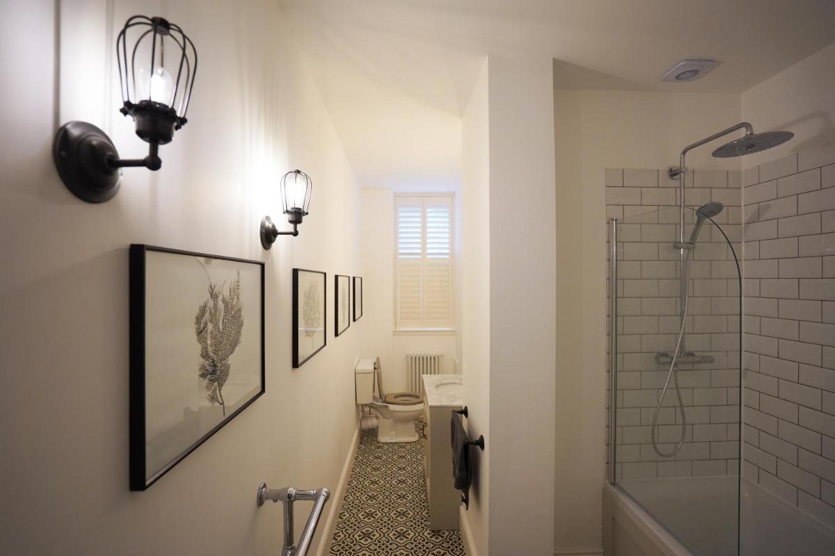 Beach house no2 with amazing sea views and private garden onto beach. - Housity