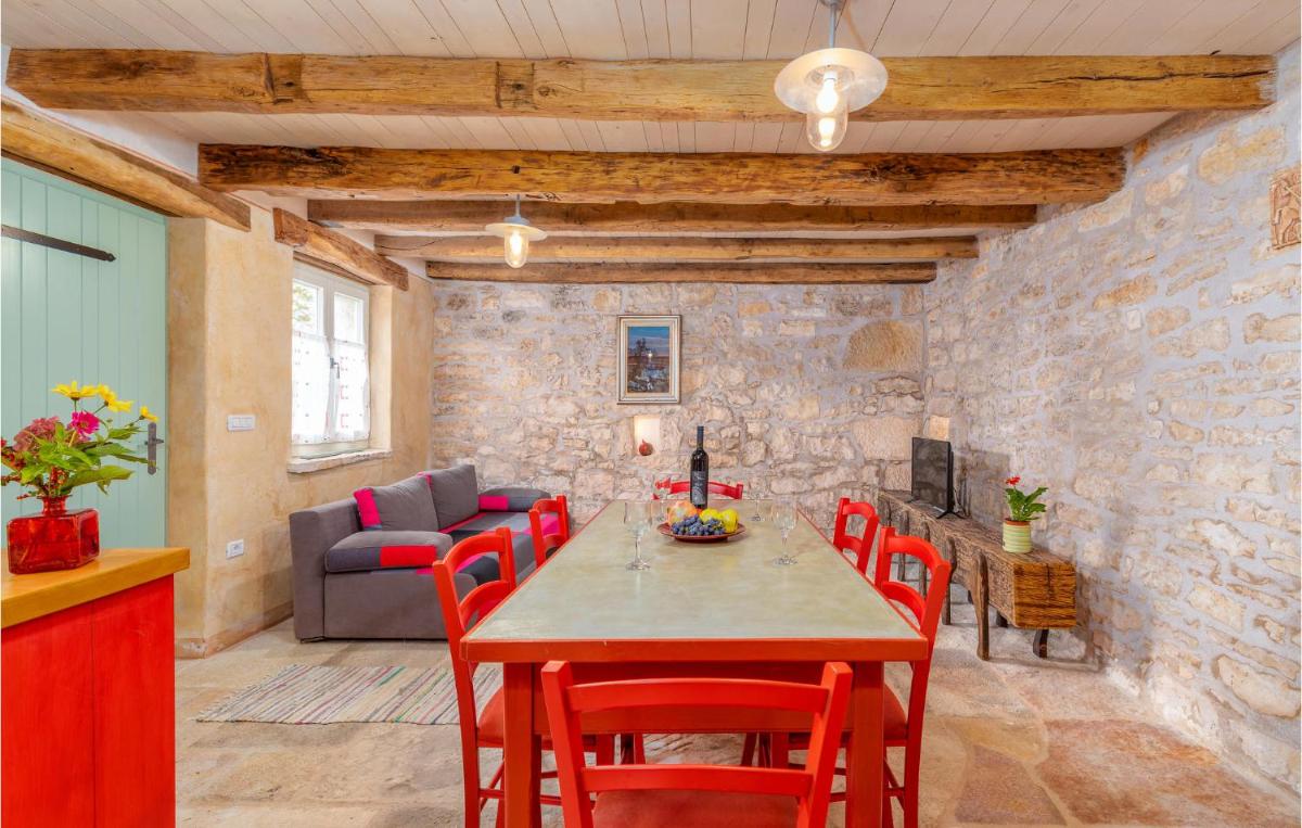 Gorgeous Apartment In Zminj With Wifi - Housity