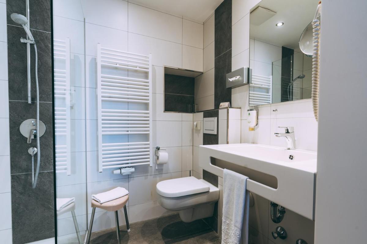 Flair Hotel Gasthof zum Hirsch - Housity