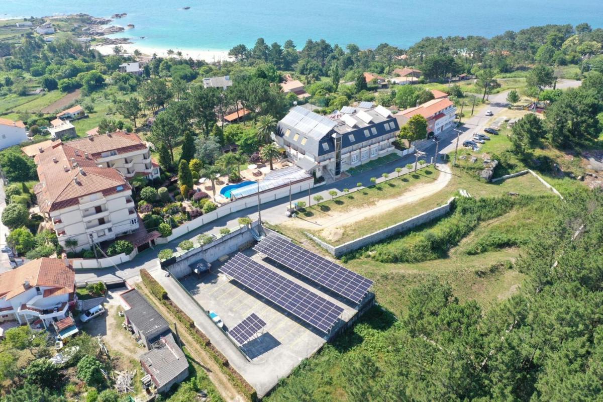 una vista aérea de un edificio con paneles solares en Hotel Spa Bosque mar, en Reboredo