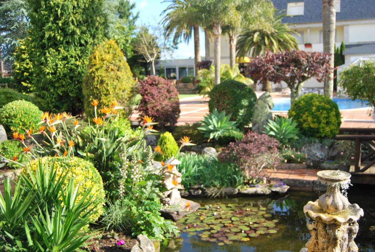 Jardín al aire libre en Hotel Spa Bosque mar