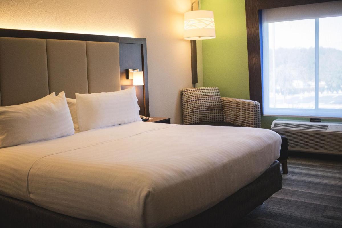 Holiday Inn Express & Suites Columbia-I-26 @ Harbison Blvd by IHG - Housity