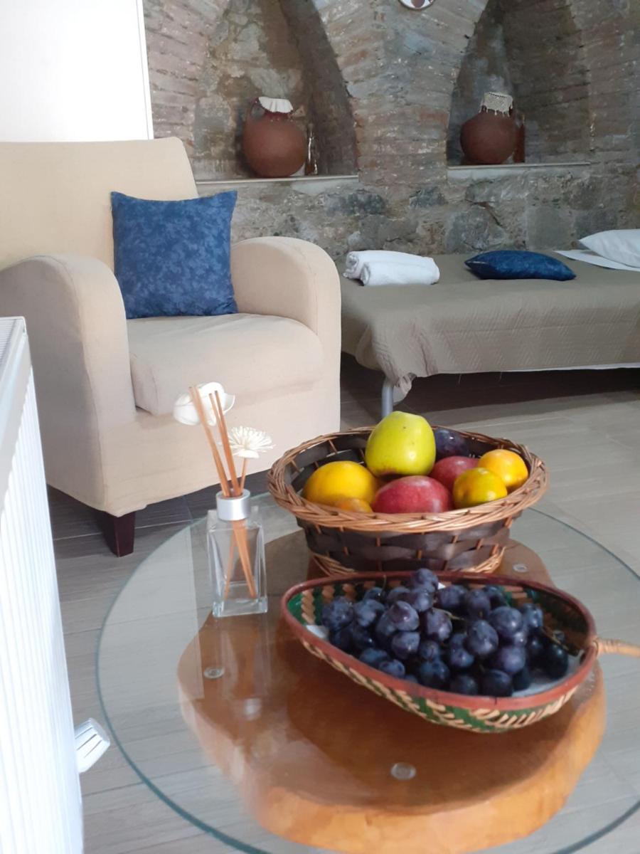 TO KONATZI TIS MAROULAS - Housity