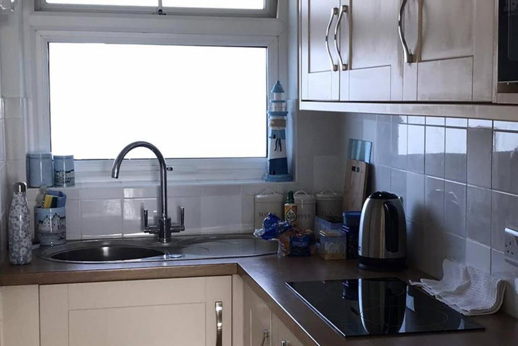 Seaside Studio right on the coastal path. - Housity