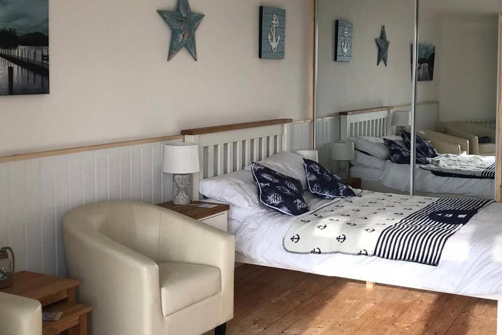 Seaside Studio right on the coastal path. - Housity