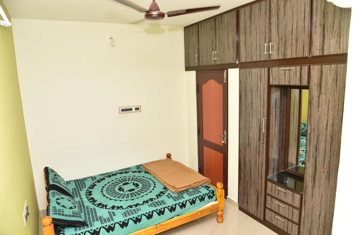 Thirumalai Home Stay - Group & Family Stay Room VL Swami Malai Temple - Housity