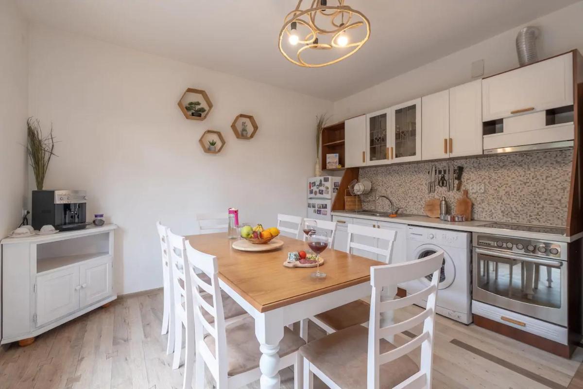 Entire Central House with Guest Rooms & Garden - Housity
