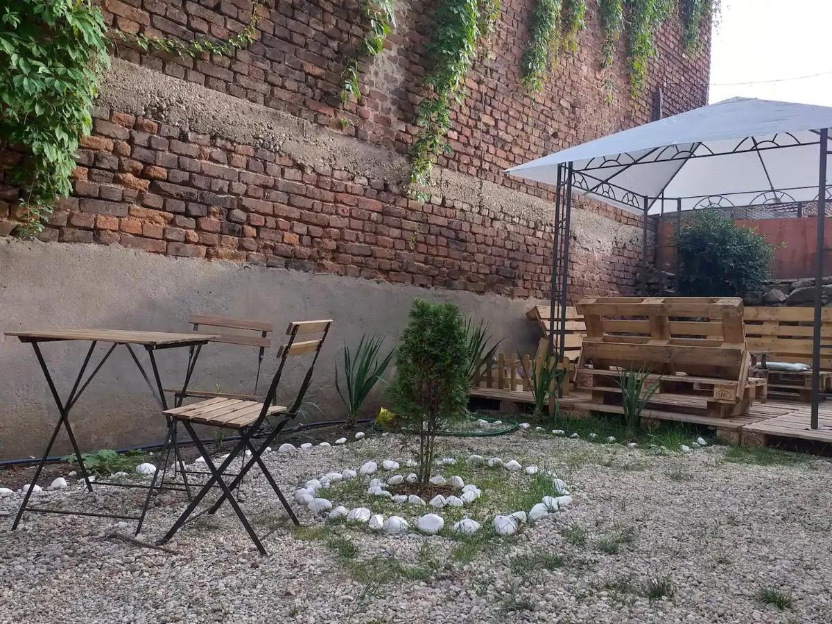 Entire Central House with Guest Rooms & Garden - Housity