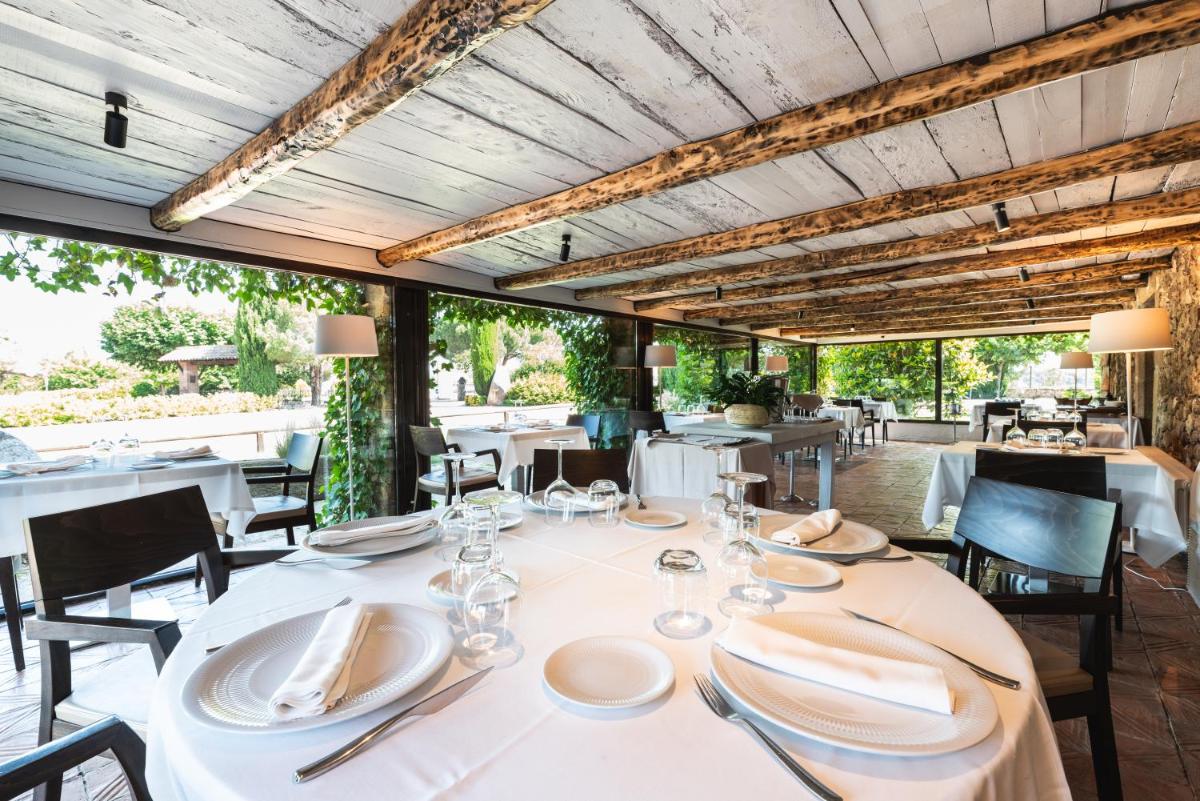 Un restaurante o sitio para comer en Hotel Mas Solà