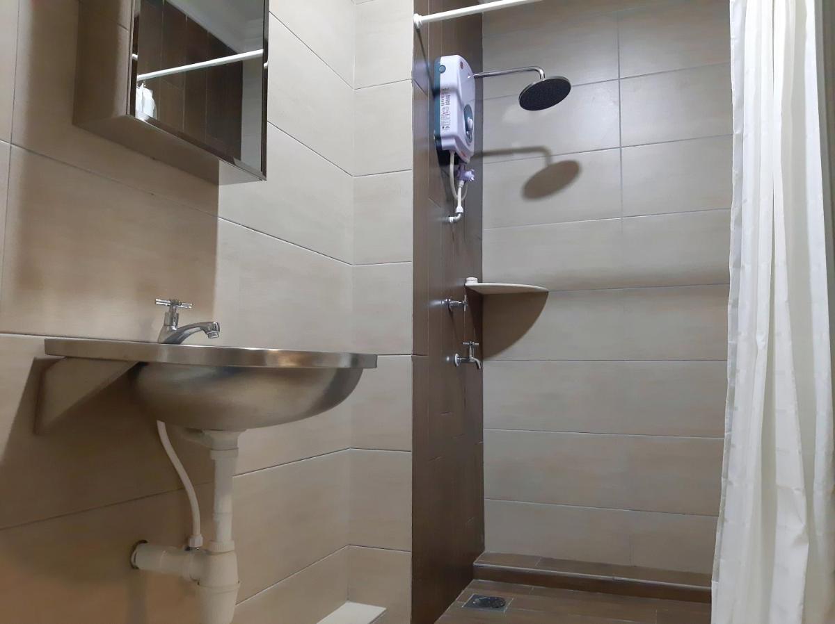 Blue Eyes Hotel - Housity