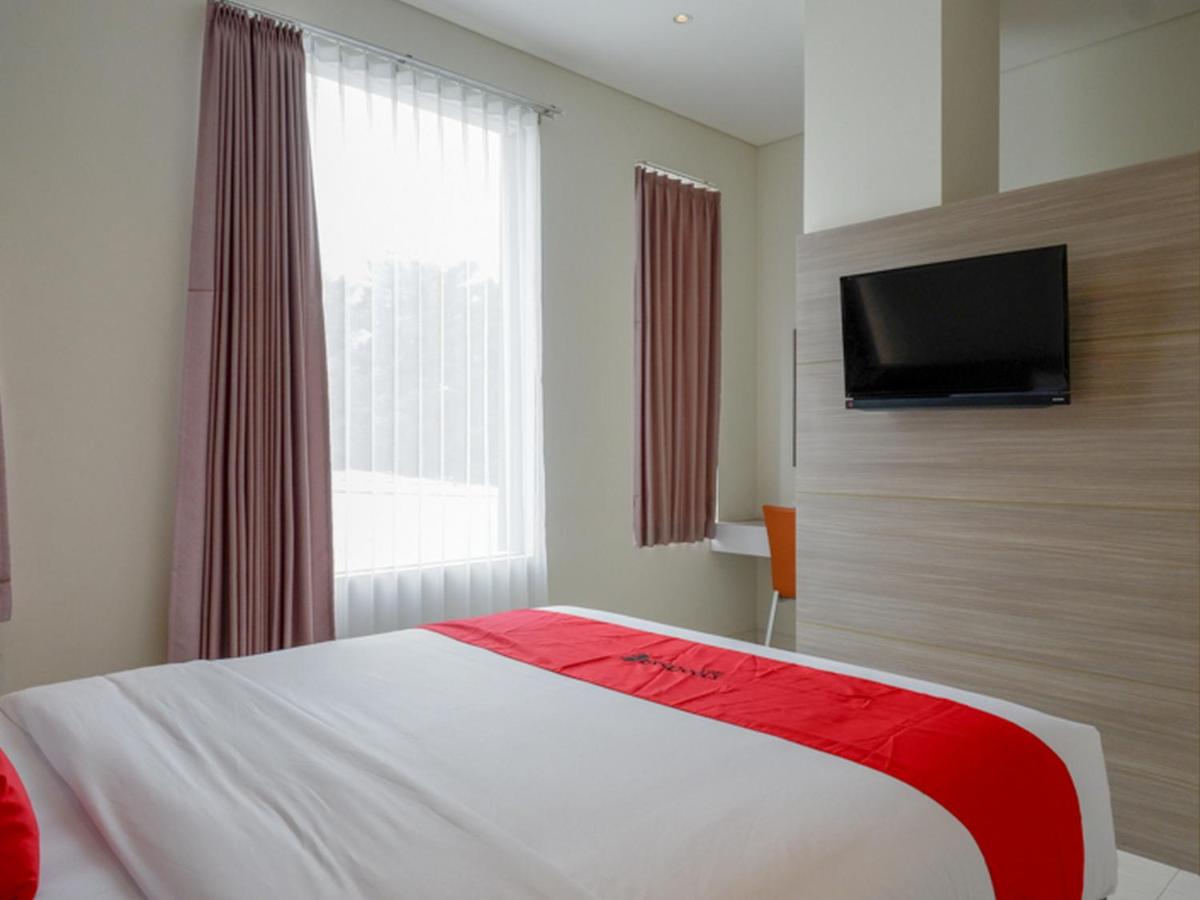 RedDoorz near Exit Tol Banyumanik 2 - Housity