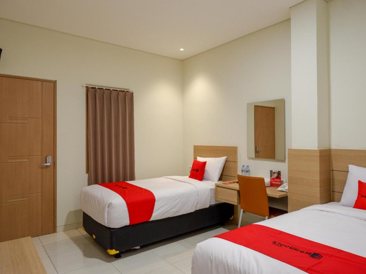 RedDoorz near Exit Tol Banyumanik 2 - Housity