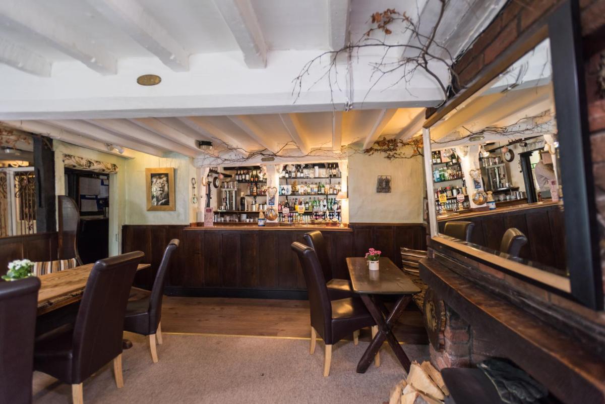 Golden Lion Hotel - Housity