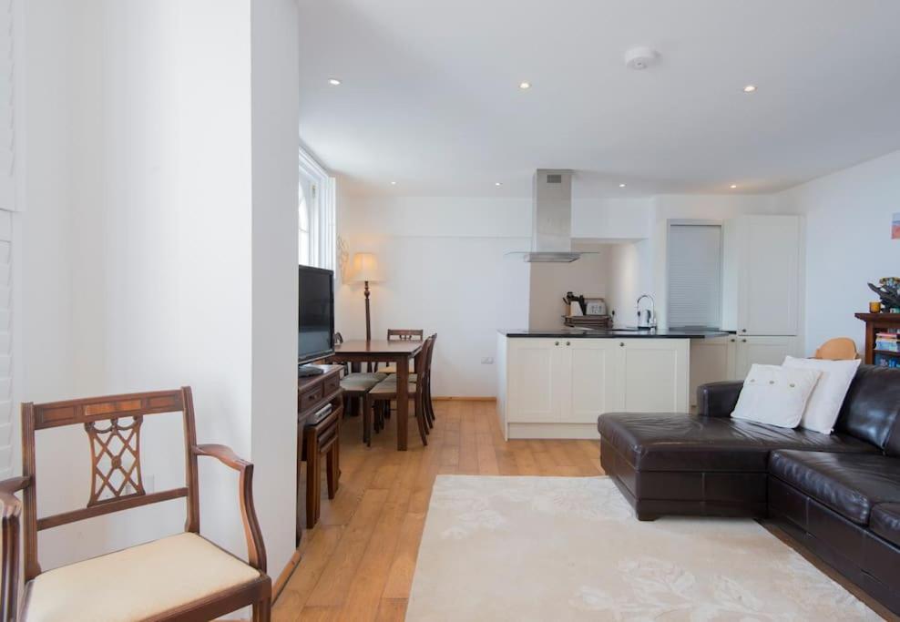 Constables Cottage - Tranquility on the Seafront - Housity