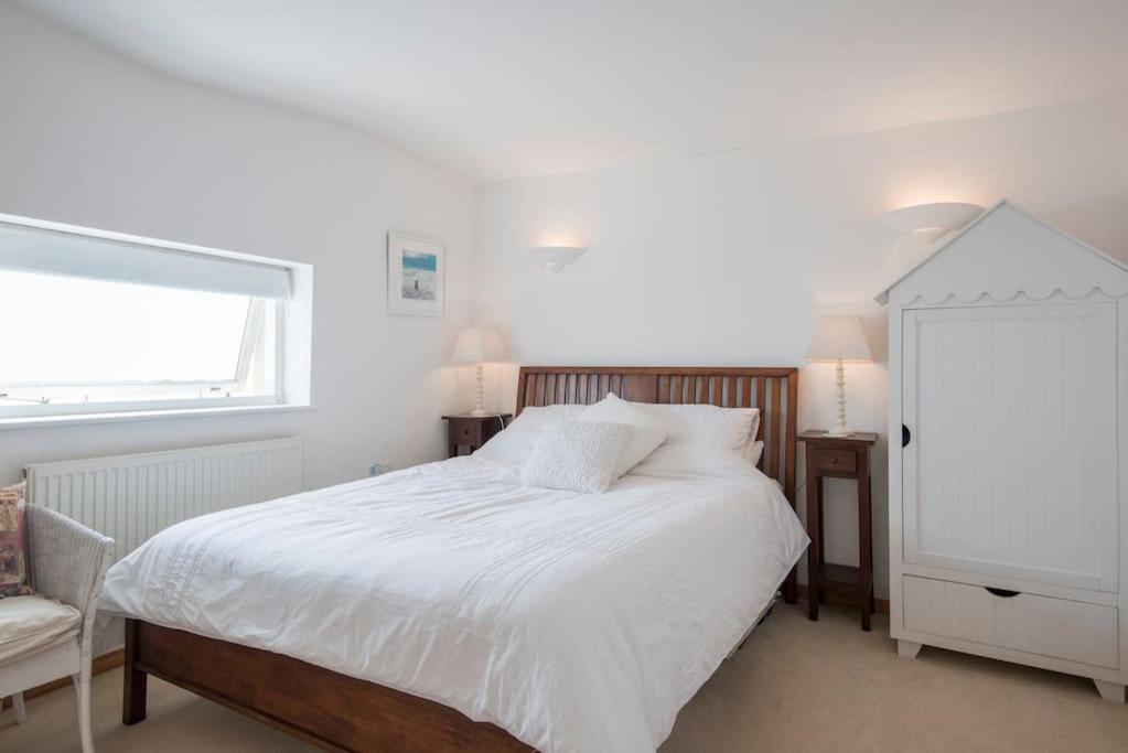 Constables Cottage - Tranquility on the Seafront - Housity