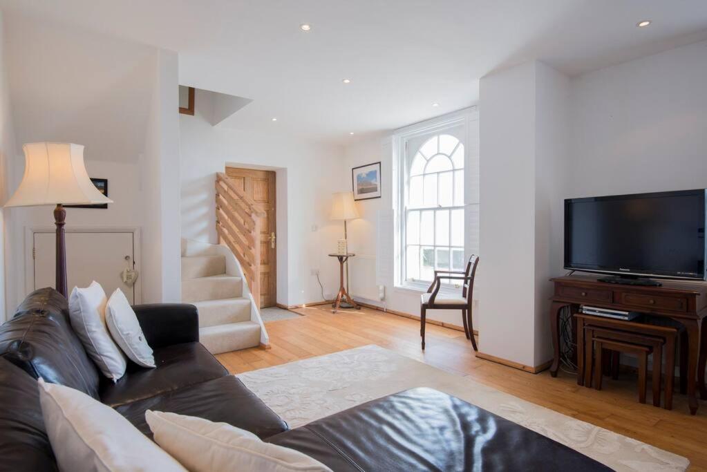 Constables Cottage - Tranquility on the Seafront - Housity