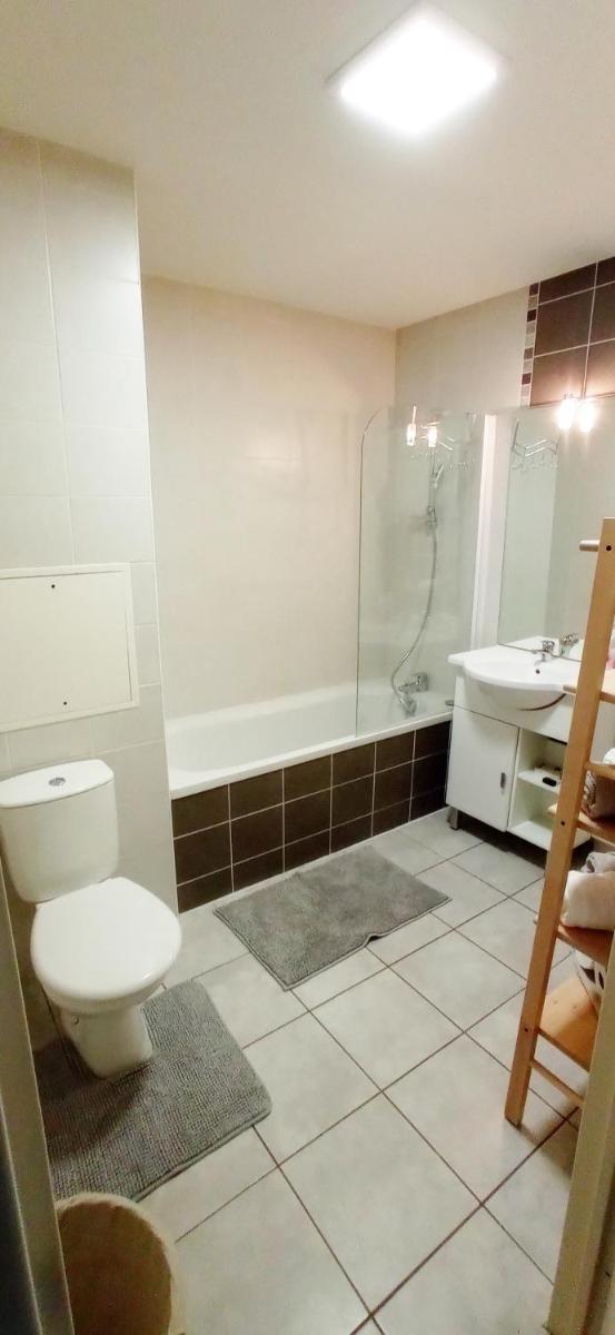 Brit's Studio - Housity