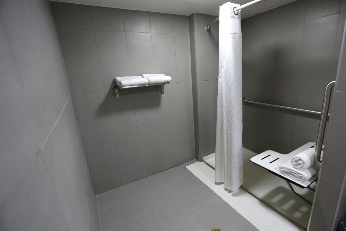 Holiday Inn O'Hare Area, an IHG Hotel - Housity