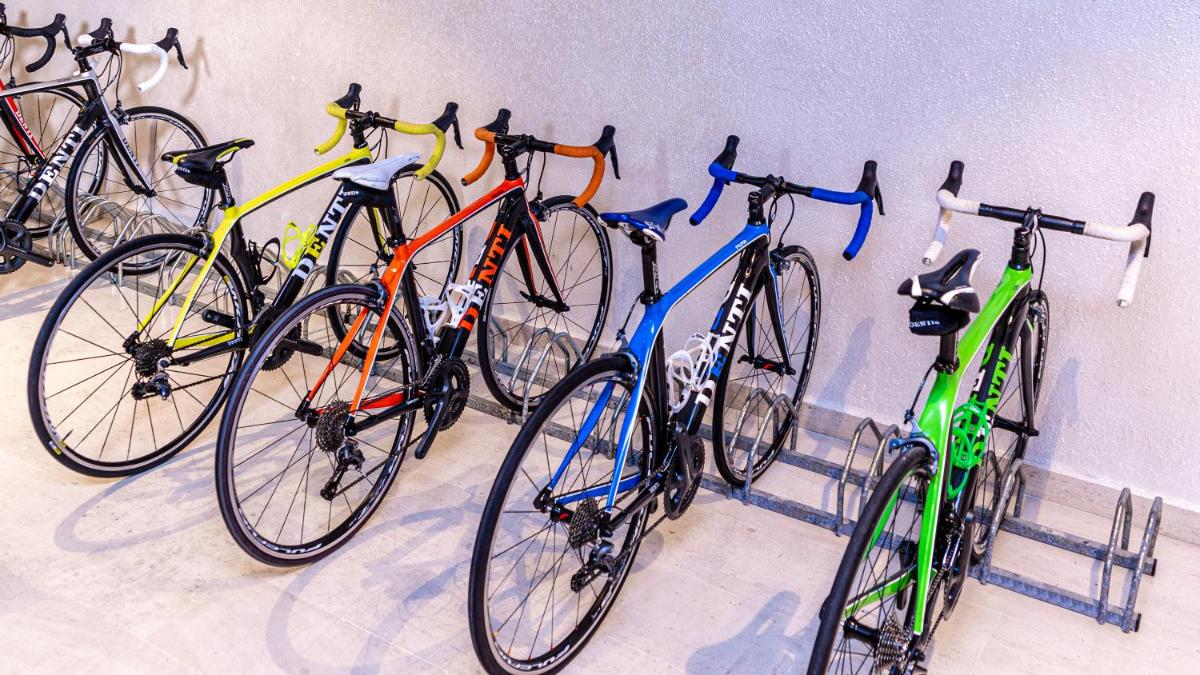 Montar en bicicleta en Salles Hotels Marina Portals o alrededores