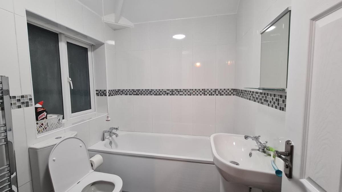 Spacious 3 Bedroom House, 6 beds in Spondon, Derby with Parking - Housity