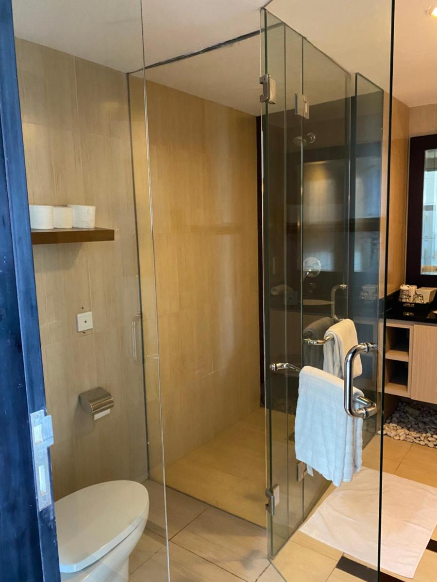 Stylish 2 Bedroom Penthouse Apt, Newly Refreshed, 50 Mbps, Pool, Gym, Resto - Hizvo