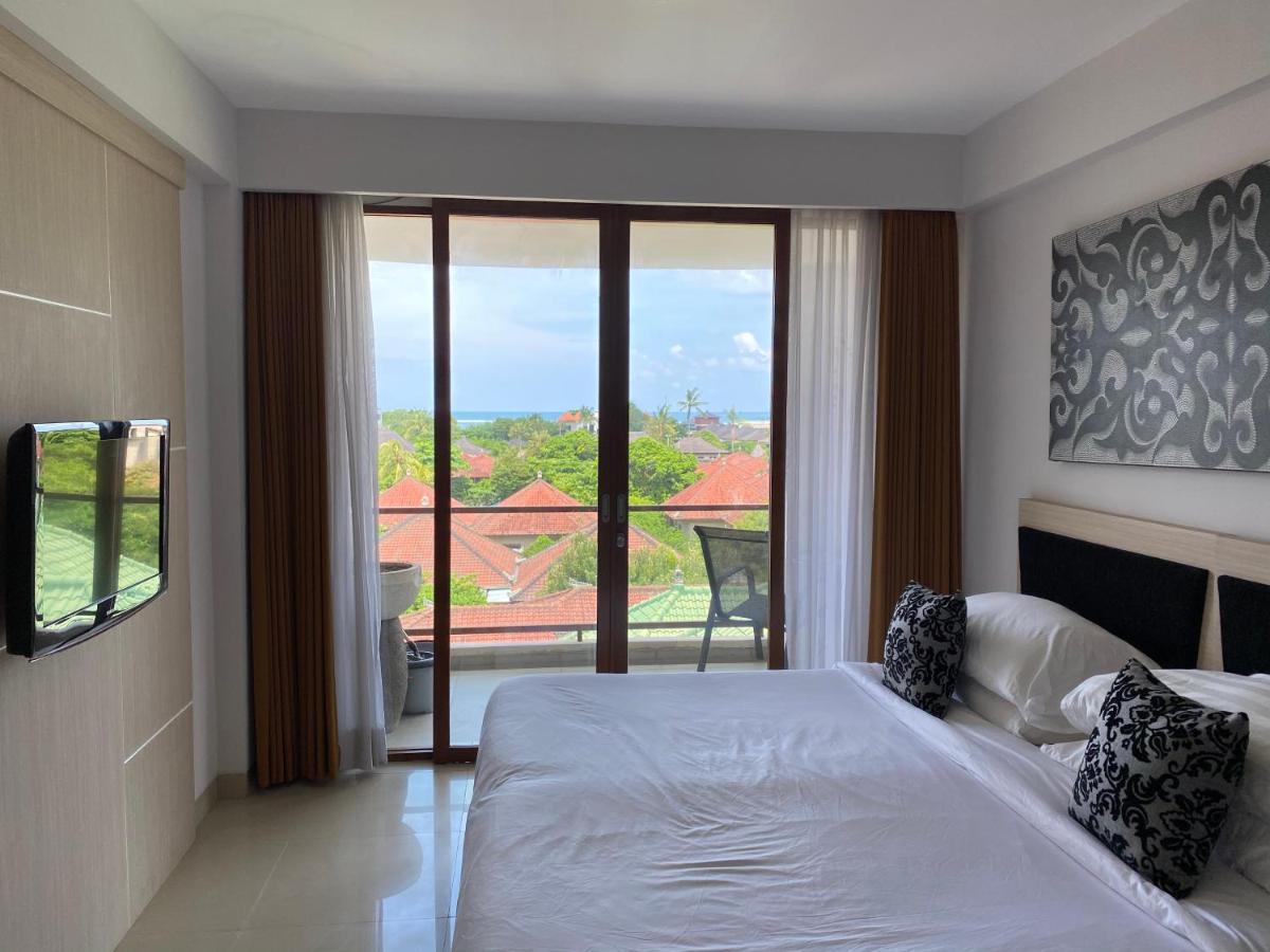 Stylish 2 Bedroom Penthouse Apt, Newly Refreshed, 50 Mbps, Pool, Gym, Resto - Hizvo