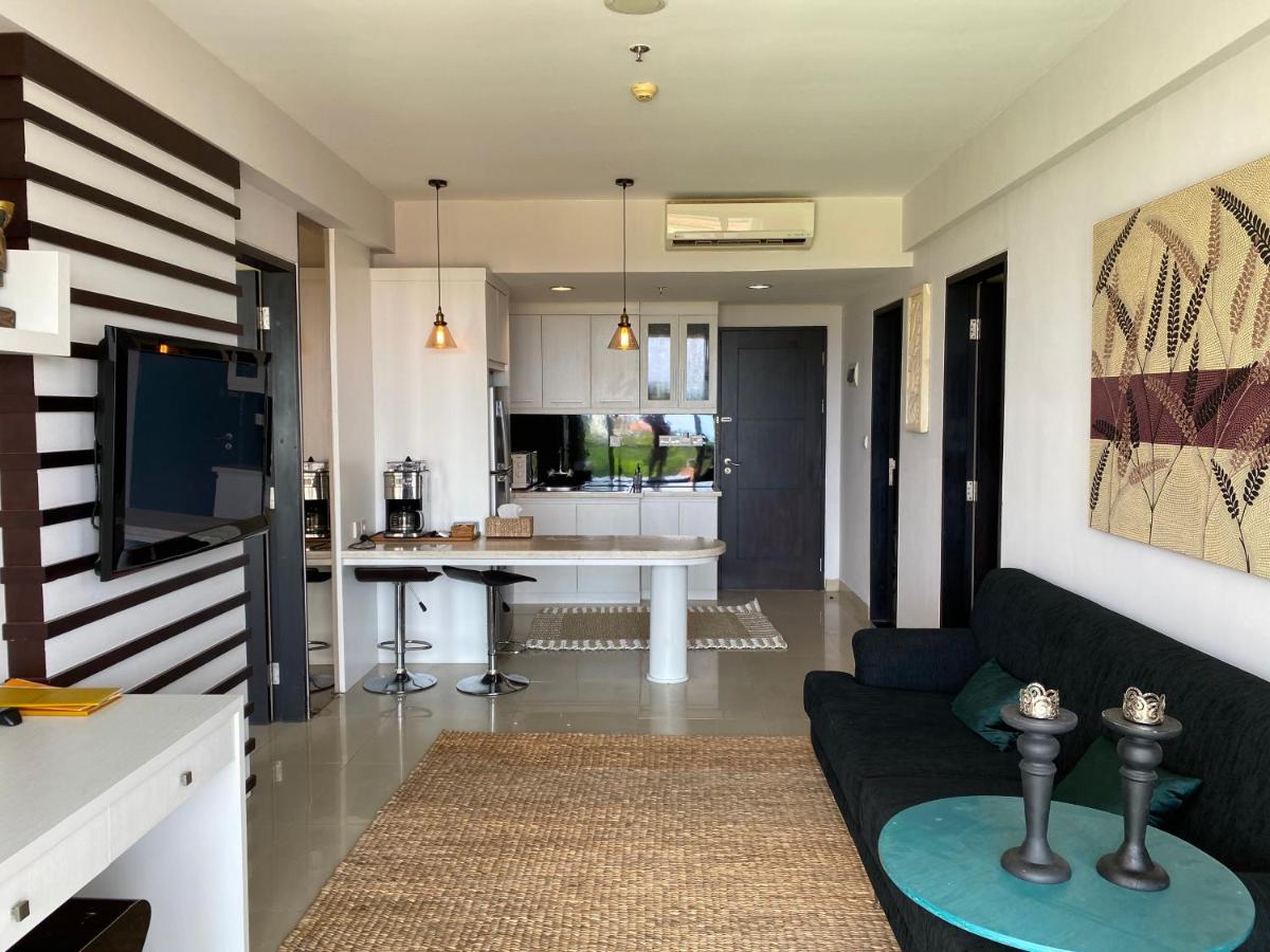 Stylish 2 Bedroom Penthouse Apt, Newly Refreshed, 50 Mbps, Pool, Gym, Resto - Hizvo