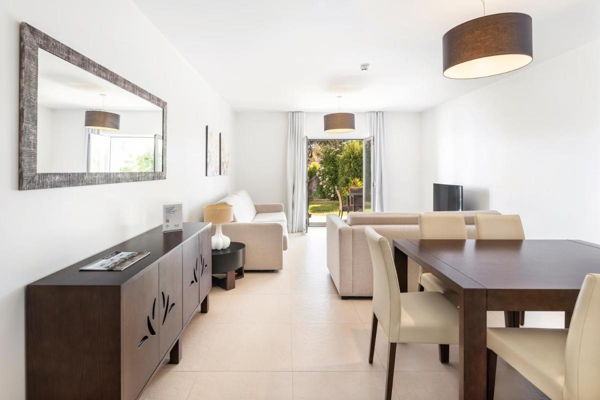 Uma televisão e/ou sistema de entretenimento em Eden Villas & Apartments