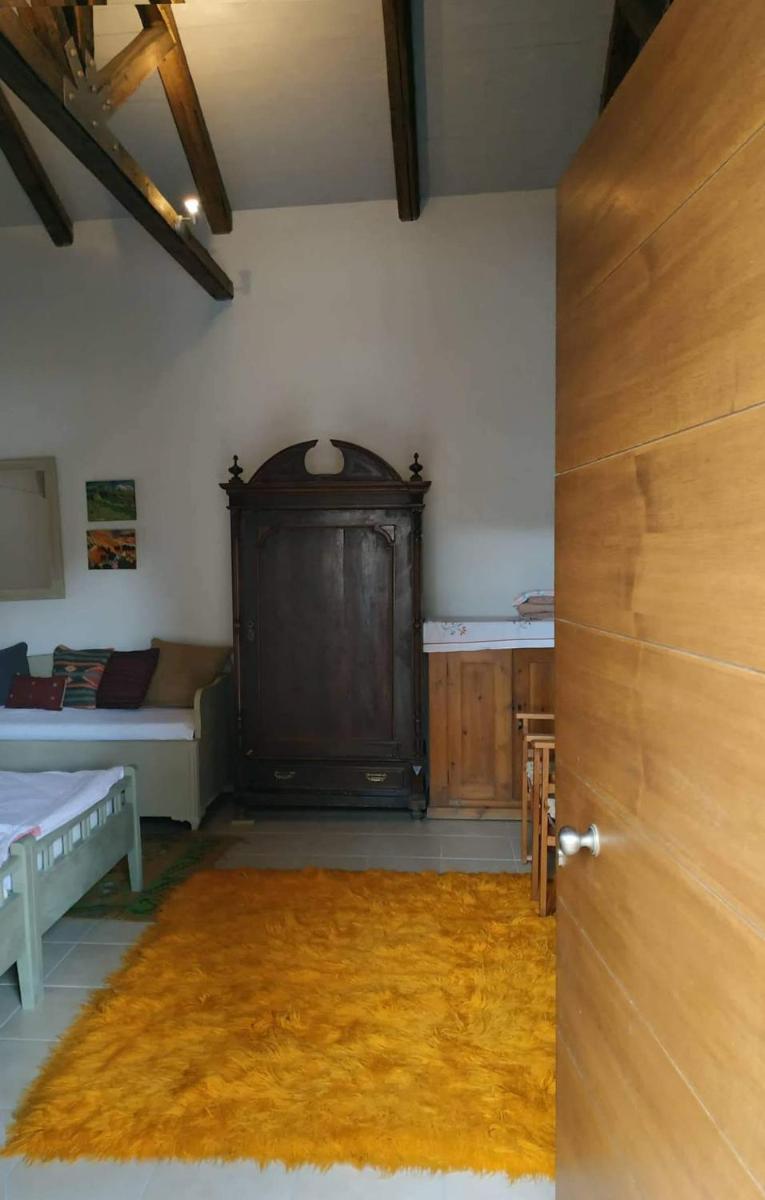 manesi stone built studio - Housity