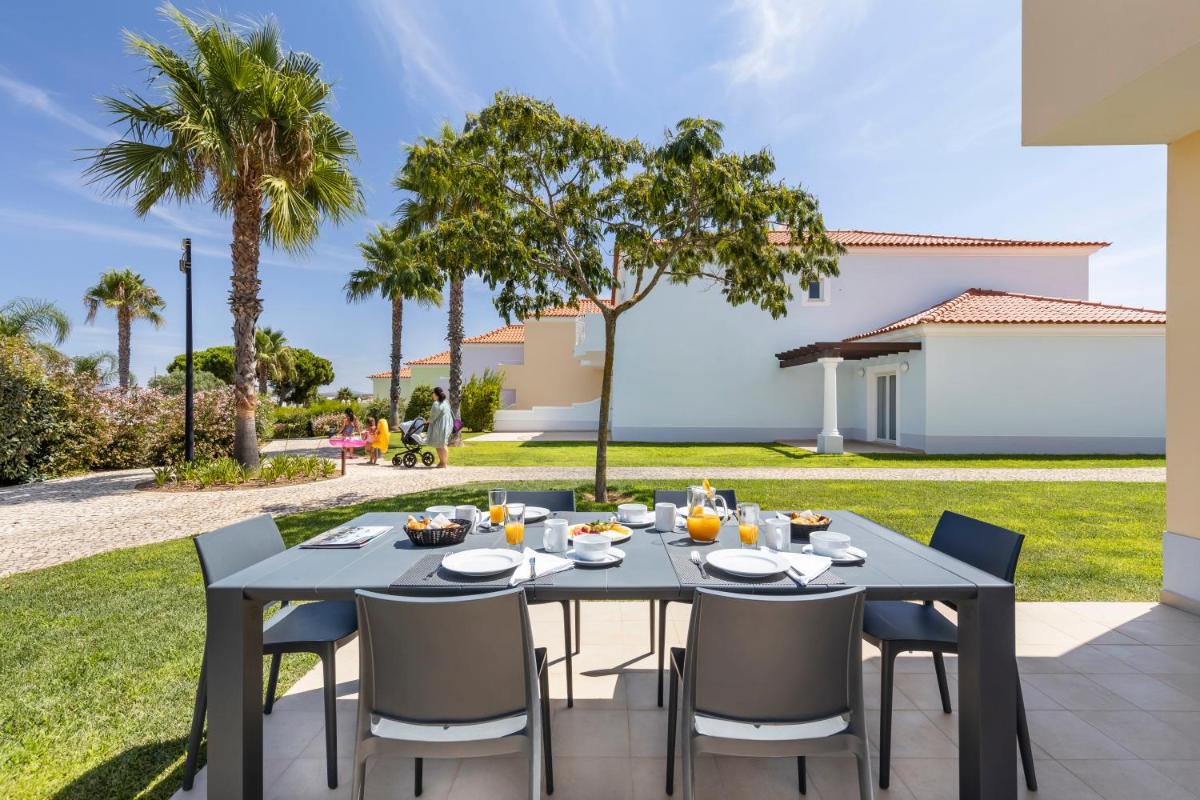 Um jardim no exterior de Eden Villas & Apartments