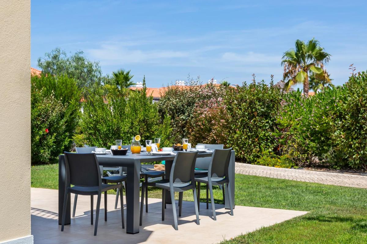 Um jardim no exterior de Eden Villas & Apartments