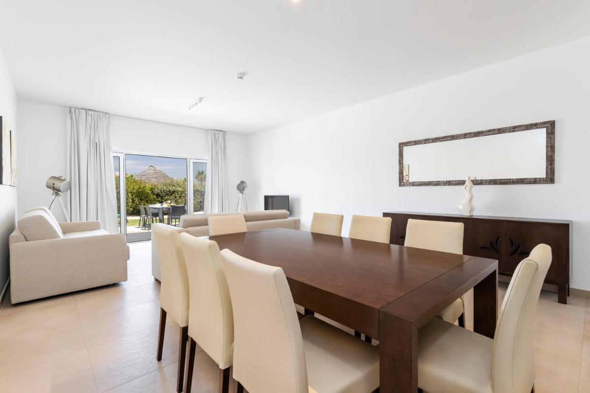 Uma área de estar em Eden Villas & Apartments
