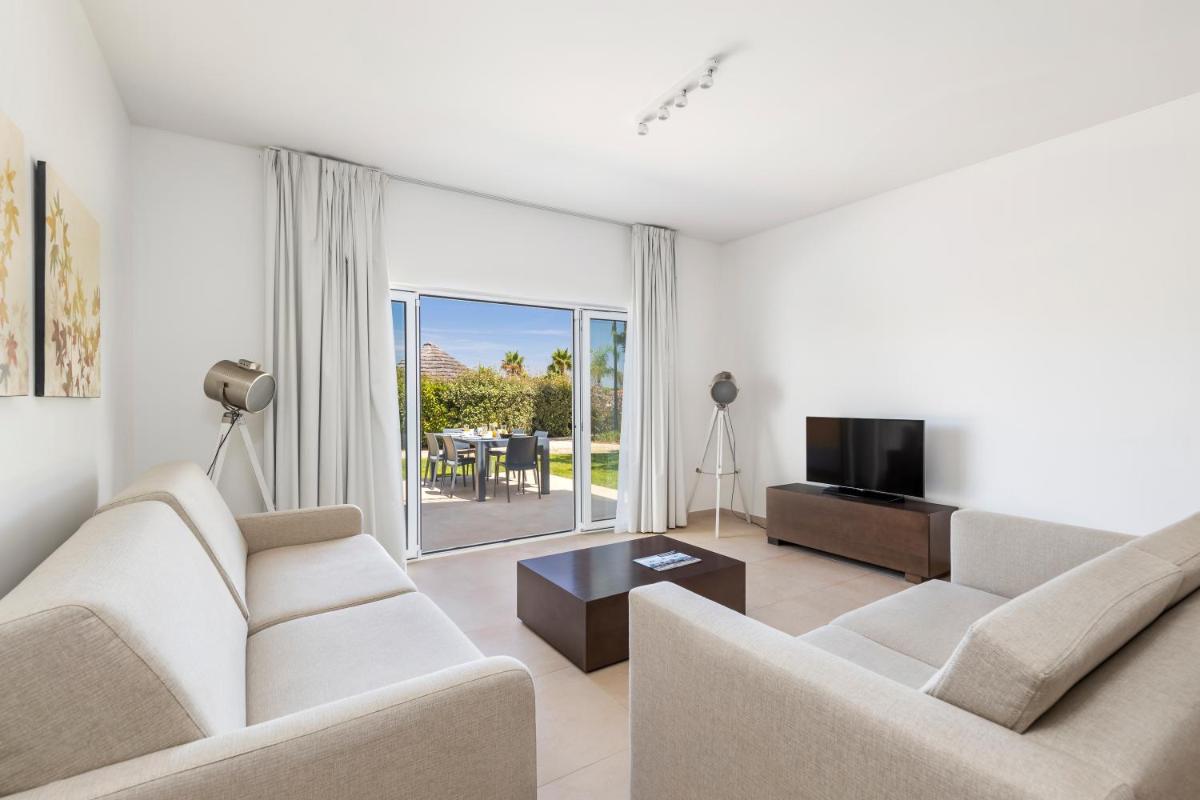 Uma televisão e/ou sistema de entretenimento em Eden Villas & Apartments