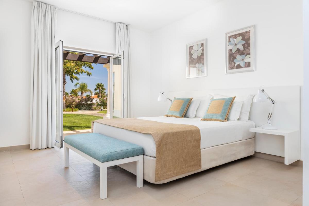 Uma cama ou camas num quarto em Eden Villas & Apartments
