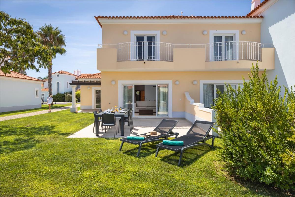 Um jardim no exterior de Eden Villas & Apartments