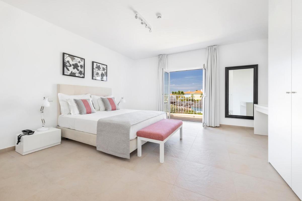 Uma cama ou camas num quarto em Eden Villas & Apartments