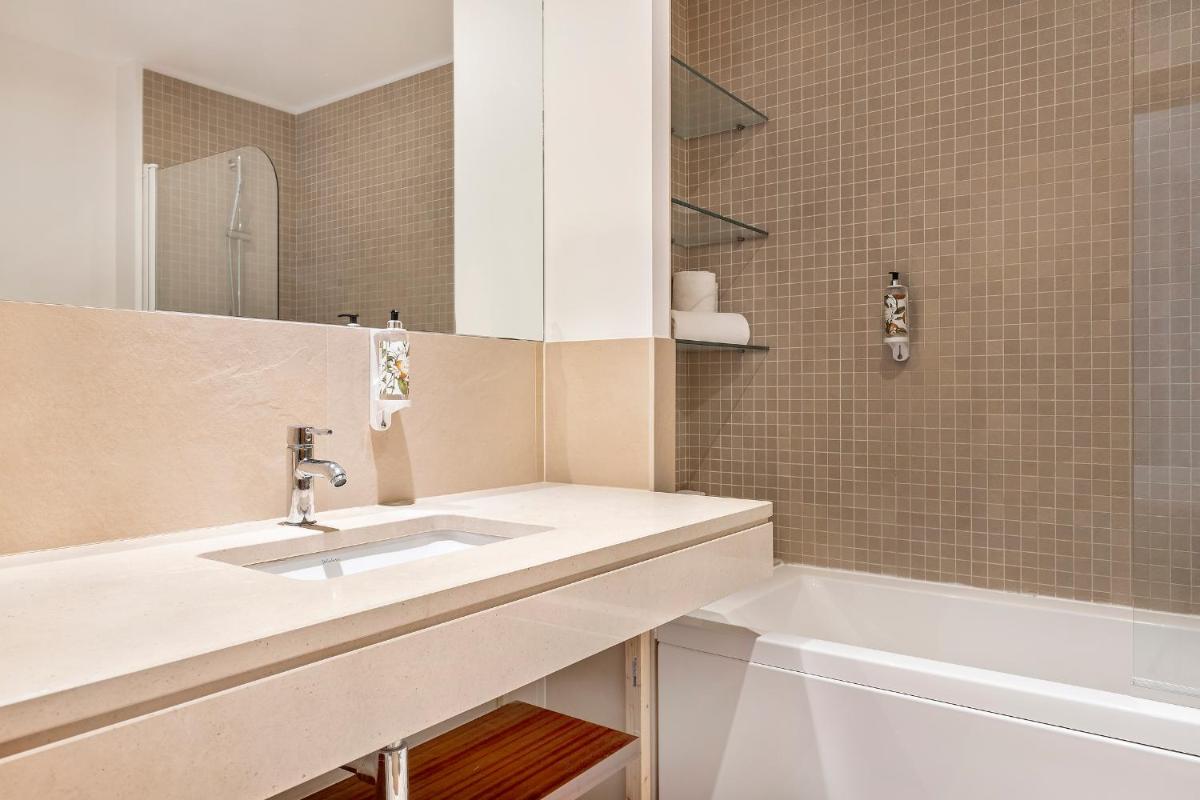 Uma casa de banho em Eden Villas & Apartments