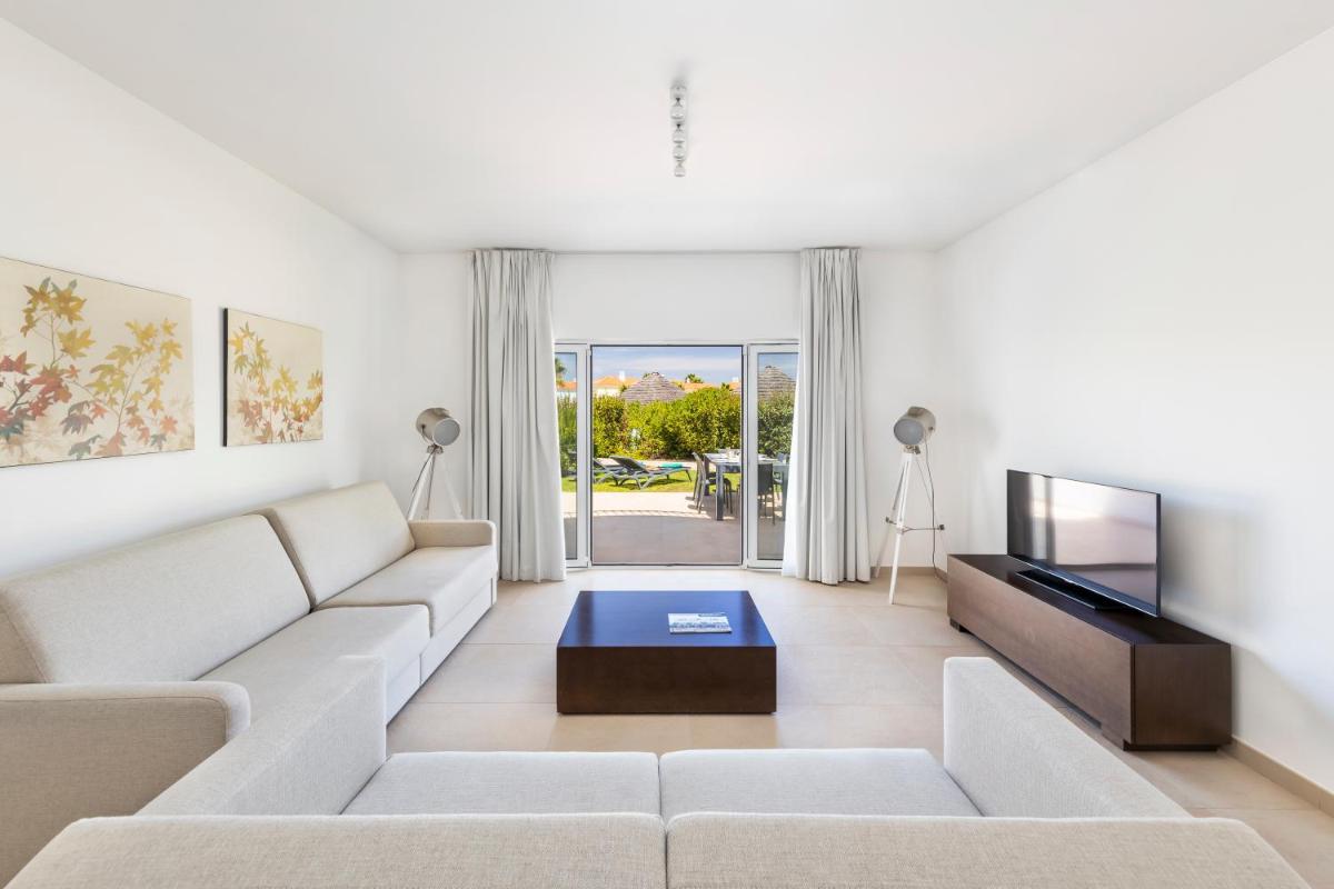 Uma área de estar em Eden Villas & Apartments